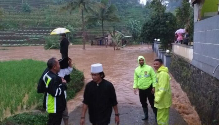 Sungai Cisumengka Meluap, Jalan Penghubung Tanjungsari-Sukasari Terputus