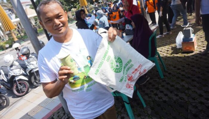 Tamkot – HZ Mustofa Razia Kresek, Sedekah Sampah ke Baznas