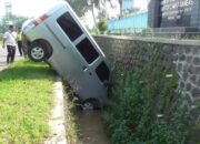 Mobil Tersungkur ke Parit di Ganeas