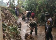 Sampah di Sungai Cipeles Dibersihkan