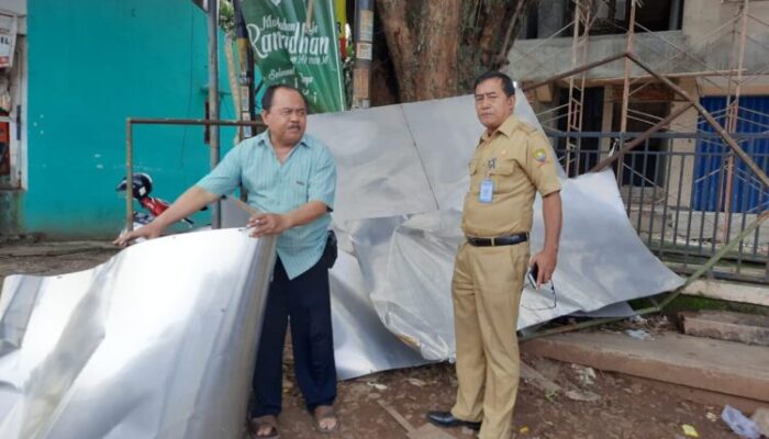 Banyak Papan Reklame di Jatinangor Rawan Ambruk