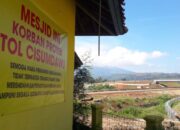 Foto Viral Spanduk Masjid Korban Proyek Tol Cisumdawu