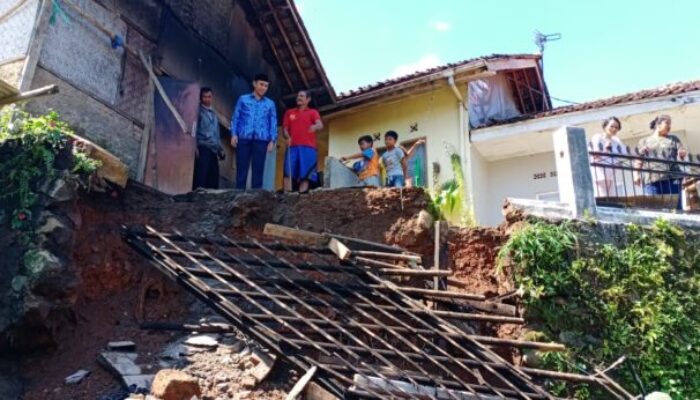 Tergerus Longsor, Dua Rumah di Cilipung Ambruk