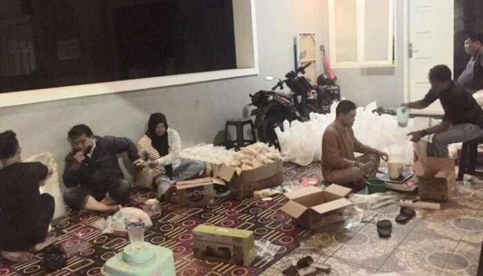 Libur Berjualan, Pedagang Dapat Bantuan Sembako