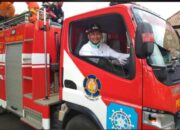 Wabup Erwan, “Nyupiran” Mobil Damkar, Semprotkan Disinfektan