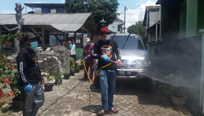 Secara Mandiri, Warga Perum Griya Jatinangor 1 Lakukan Penyemprotan Disinfektan