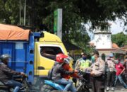 Warga Cimalaka Diberi Masker Gratis