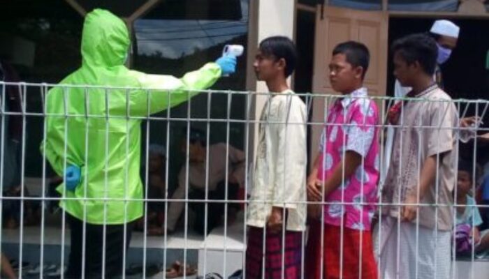 Salat Jumat, Jamaah Masjid Diperiksa Suhu Tubuh