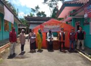 Ratna Dewi, SE Anggota DPRD F-PAN Bagi APD di Puskesmas Sukaraja