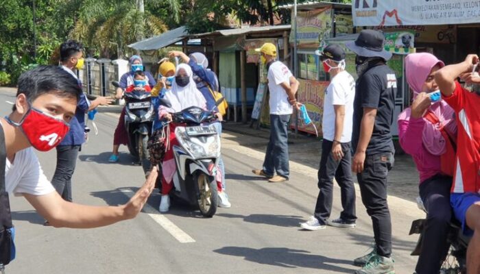 Relawan AIS di Kertaharja Bagikan Masker Gratis