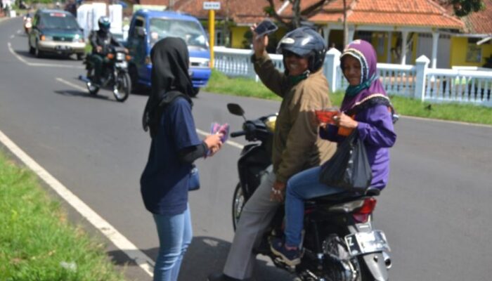 Pecinta Olahraga Petanque SMA Informatika Ciamis, Bagikan Masker Gratis