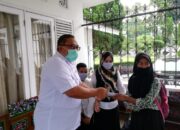 Siswa MI Memberikan Tabungan Untuk Beli APD