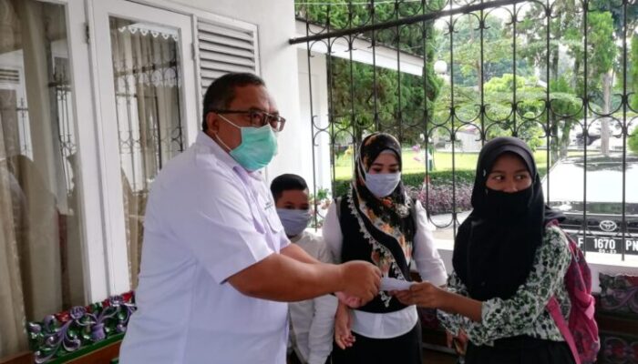 Siswa MI Memberikan Tabungan Untuk Beli APD