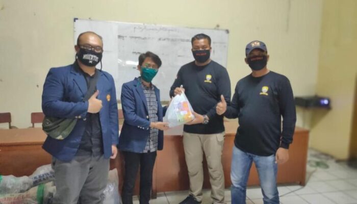 PSPA Unpad, Bantu APD dan Sembako ke Satgas Covid-19 Desa Hegarmanah