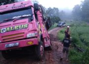 Pondasi Jembatan Ambles, Truk ‘Jemping’