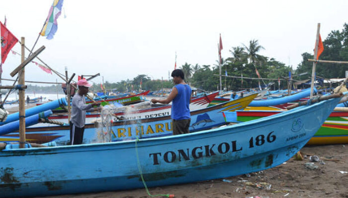 BMKG Peringatkan Gelombang Tinggi, Nelayan Ujung Genteng Nekat Melaut