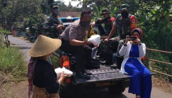 Dapur Umum Muspika Tamansari Bagikan Nasi Dus Door to Door