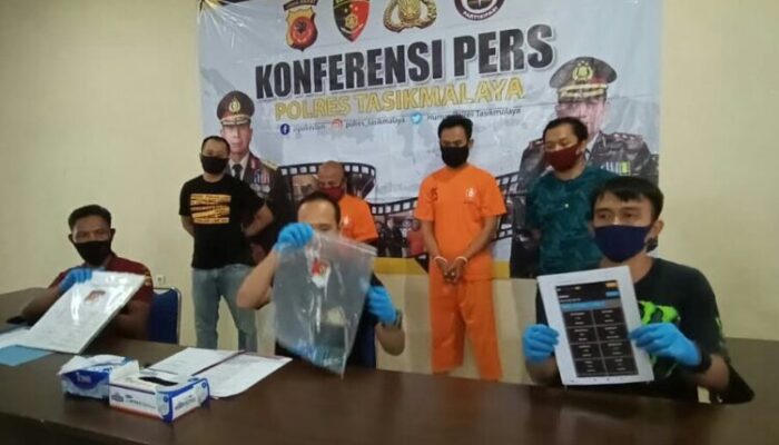 Tunggu Waktu Berbuka, Dua Pejudi Togel Online Tampung Pemasang