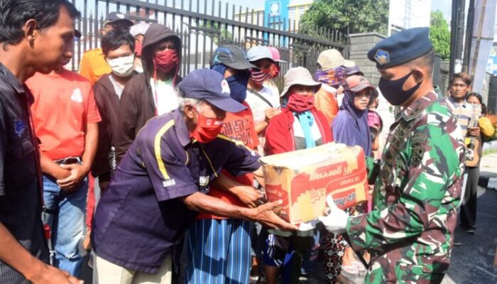 TNI AU Wiriadinata Bagikan Masker dan Sembako