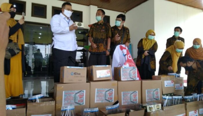 Jelang PSBB, IAI Tasik Donasi APD serta Suplemen Makanan