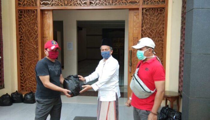 Tim Gugus Tugas Percepatan Penanganan Covid-19 DKM Istiqomah Cinunuk, Salurkan Sembako