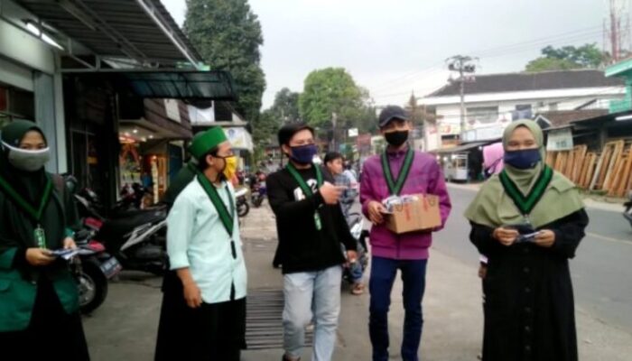 HMI Komisariat STAI Kharisma Sukabumi Bagikan Masker