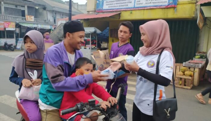 Balad Galuh Panawangan Bagikan Hidangan Takjil Gratis