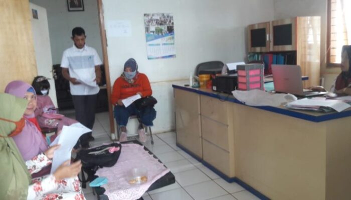 Suami Merantau Tak Mudik, Istri ‘Sumringah’ Terima Bantuan