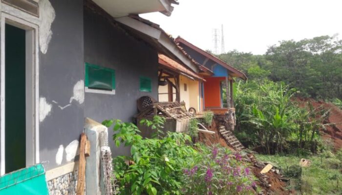 Dinding Rumah Retak dan Tanah Ambles, Warga Sirnamulya Tuntut Keadilan