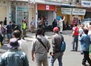 Kerumunan Buyar, Pasien Positif Covid-19 Berusaha Memeluk Awak Media