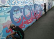 Isi Waktu PSBB, Ketua RT dan Pemuda Gambar Mural Covid-19