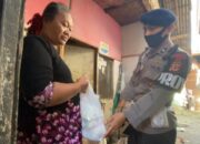 Personel Brimob Bagikan Sembako kepada Warga Terdampak Covid-19