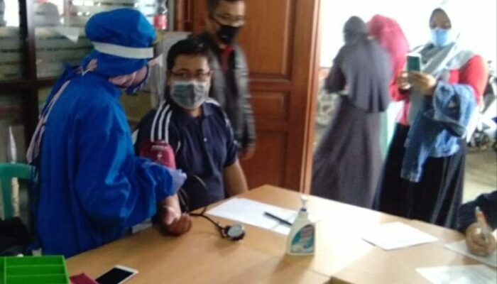 Warga Kaki Gunung Gedepangrango Ambil Bansos Lalu Donor Darah