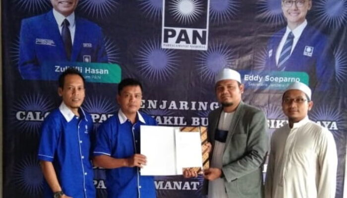Aka Center, yang Pertama Mengambil Formulir Penjaringan Balon Bupati dari DPD PAN Kabupaten Tasik