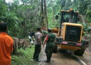 Longsor Ganggu Arus Lalulintas Tegalbuleud-Sagaranten