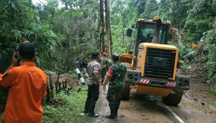 Longsor Ganggu Arus Lalulintas Tegalbuleud-Sagaranten