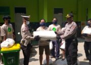 Polsek Cihideung Bagikan Sembako ke Warga Yang Belum Mendapat Bantuan Covid-19