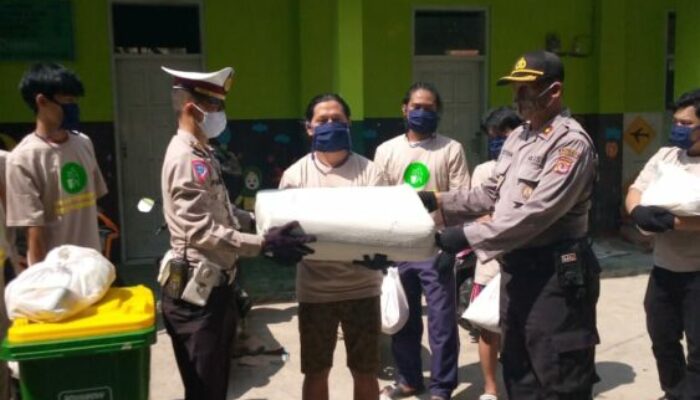 Polsek Cihideung Bagikan Sembako ke Warga Yang Belum Mendapat Bantuan Covid-19