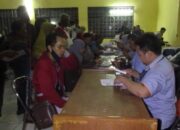 Penyaluran Bansos, Warga Antre Hingga Dini Hari