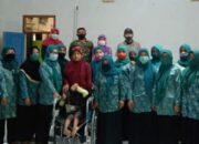 Ibu-ibu PKK Cintawangi “Rereongan” Sumbang Kursi Roda untuk Anak Difabel