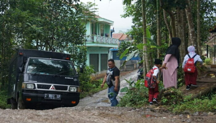 Jalan Mandalasari Puspahiang Mirip Sungai Kering