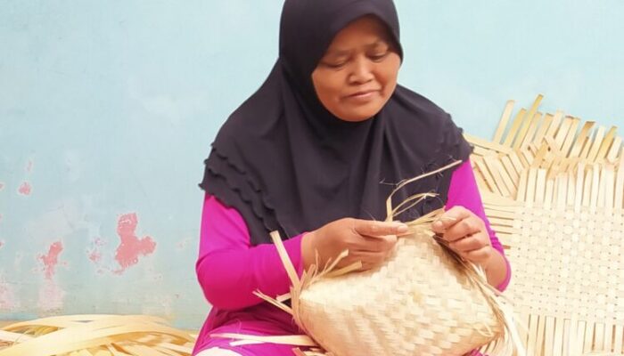Besek, Proses Produksinya Lama Harganya tak Seberapa
