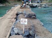 Setelah Rakit, Warga Swadaya Buat Jembatan Kayu di Cikatomas