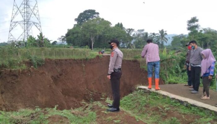 Gemuruh dan Guncangan Sentak Warga Salawu di Pagi Buta