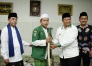 Uu Ruzhanul Berikan Alat Pertanian kepada Ponpes