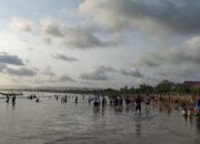 Libur Iduladha, Wisatawan Meriah ke Pantai Pangandaran