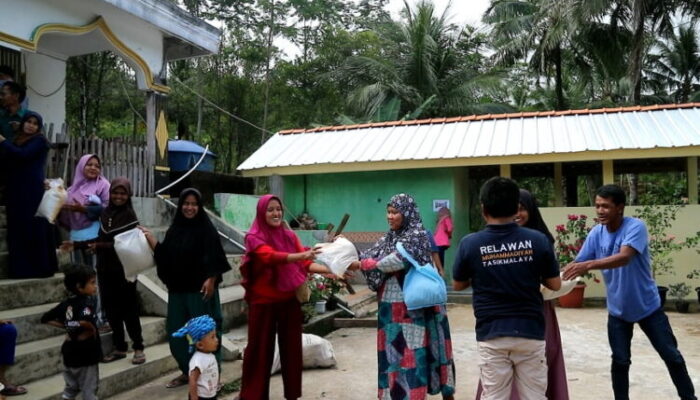 Setengah Ton Beras dari LAZIS Muhammadiyah untuk Kalaksanan dan Cisemut Cipatujah