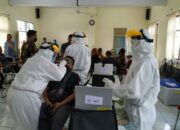 Tenaga Pendidikan di SMAN 5 Kota Tasik Lakukan Tes Usap Massal