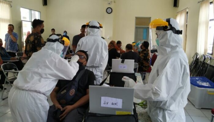 Tenaga Pendidikan di SMAN 5 Kota Tasik Lakukan Tes Usap Massal