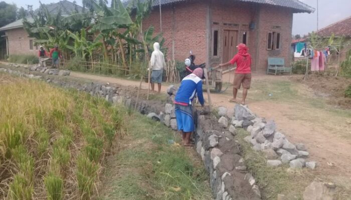 Proyek Irigasi di Desa Sumbermulya Diduga Asal-asalan, Warga Protes